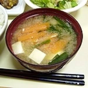 豆腐と人参とニラの味噌汁